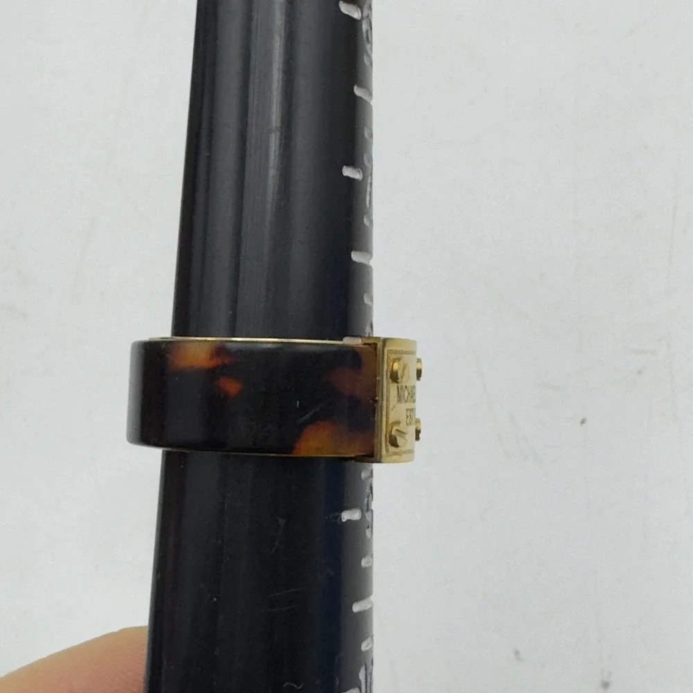 Sz 8 Michael Kors Gold Tone Tortoise Shell Design Band Ring Heritage Logo Plaque - Picture 7 of 9